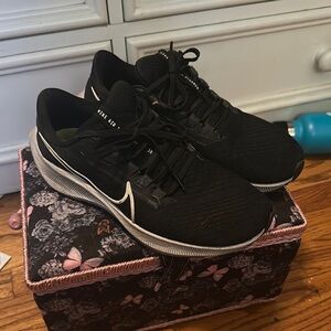 Nike Women's Black and White Sneakers